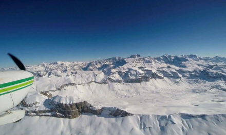 Flug über die schneebedeckte Glattalp